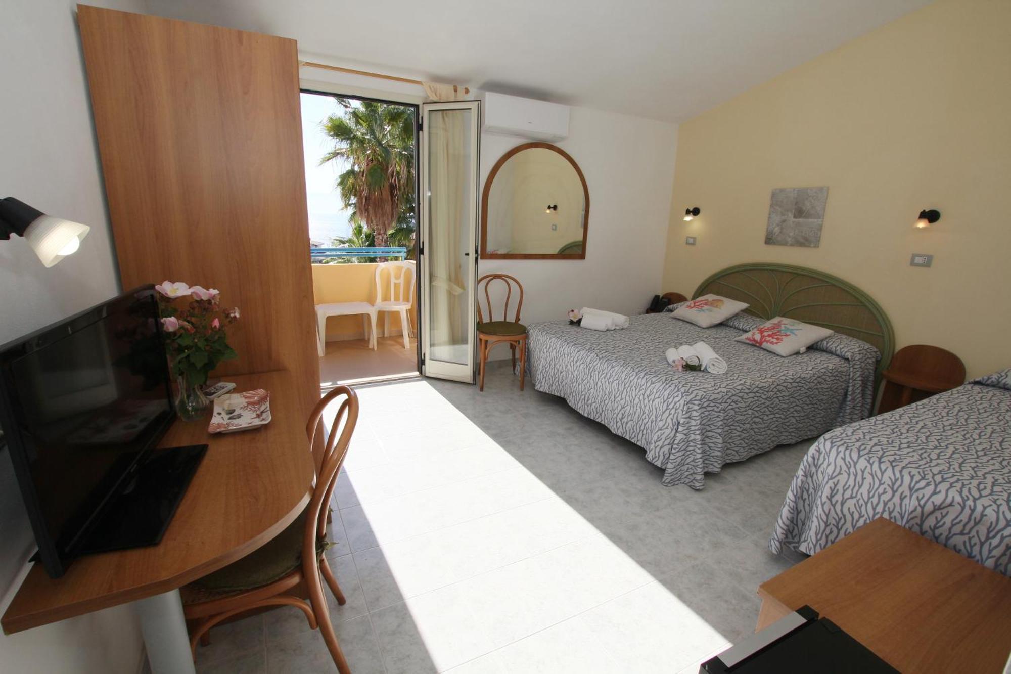 Hotel Grotticelle Capo Vaticano Bagian luar foto