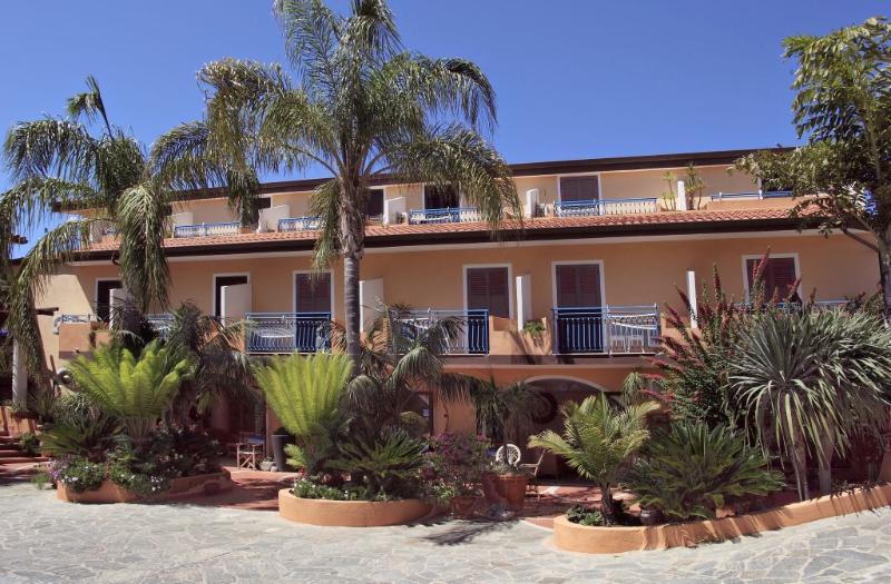 Hotel Grotticelle Capo Vaticano Bagian luar foto