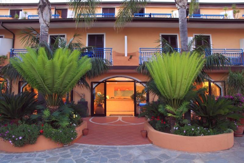 Hotel Grotticelle Capo Vaticano Bagian luar foto